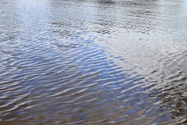 Piękne Zbliżenie Powierzchni Wody Falami Fale Odbijające Światło Słoneczne — Zdjęcie stockowe