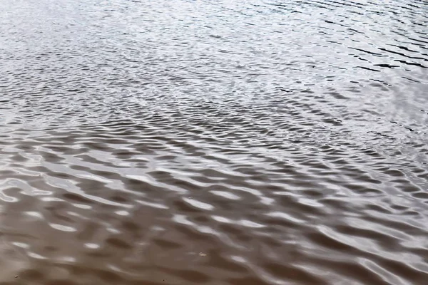 Mooie Close Wateroppervlakken Met Golven Rimpelingen Die Het Zonlicht Weerspiegelen — Stockfoto