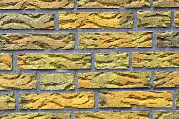 黄砖墙与旧的和风化的石头和裂缝不可高分辨率 — 图库照片