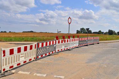Güneşli bir günde Kuzey Almanya yolunda bir şantiyede trafiğe kapalı yol