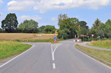Güneşli bir günde Kuzey Almanya yolunda bir şantiyede trafiğe kapalı yol