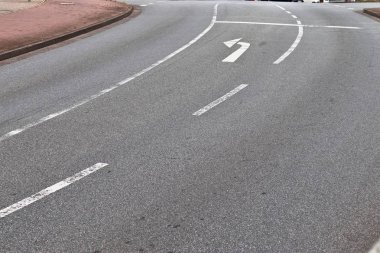 Avrupa 'nın caddelerine ve yollarına üzerinde çizgiler ve semboller olan yakın görüş