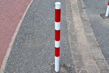 Avrupa 'nın caddelerine ve yollarına üzerinde çizgiler ve semboller olan yakın görüş