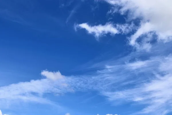 Прекрасные Белые Кружевные Облака Глубоком Голубом Небе — стоковое фото