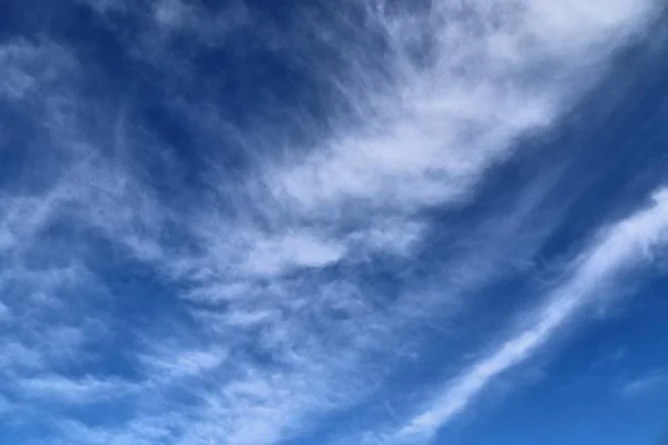 하늘에 아름다운 서러스 — 스톡 사진