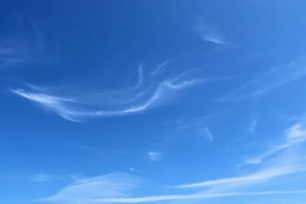 深い青空に美しい白い巻雲の形成 — ストック写真