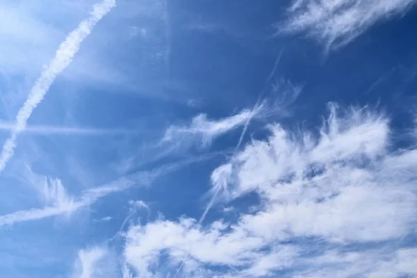 Derin Mavi Gökyüzünde Güzel Beyaz Cirrus Bulut Oluşumları — Stok fotoğraf