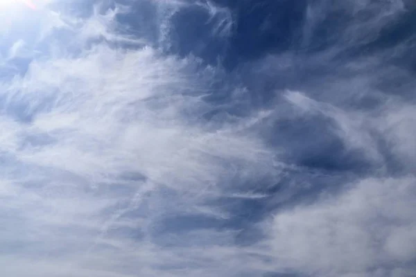 Formações Brancas Bonitas Nuvem Cirrus Céu Azul Profundo — Fotografia de Stock