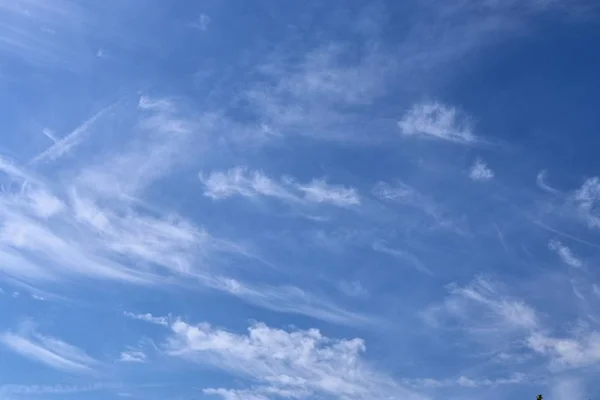 Schöne Weiße Cirrus Wolkenformationen Tiefblauen Himmel — Stockfoto