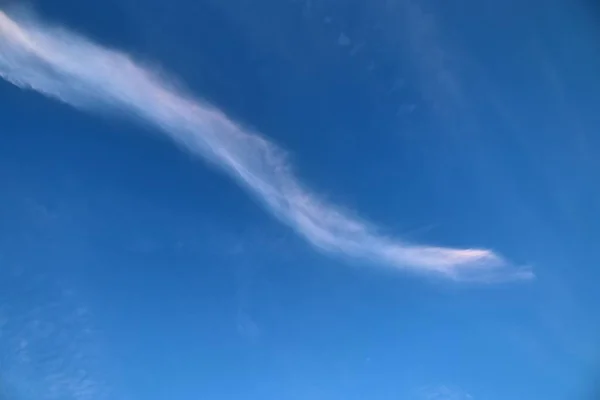 Schöne Weiße Cirrus Wolkenformationen Tiefblauen Himmel — Stockfoto