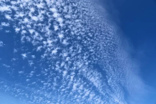 深い青空に美しい白い巻雲の形成 — ストック写真