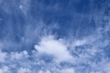 Beaufitul kabarık beyaz bulutlar derin mavi yaz gökyüzünde