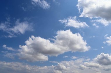 Beaufitul kabarık beyaz bulutlar derin mavi yaz gökyüzünde