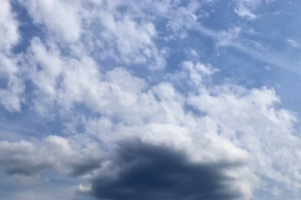 Beaufitul Flauschig Weiße Wolken Tiefblauen Sommerhimmel — Stockfoto