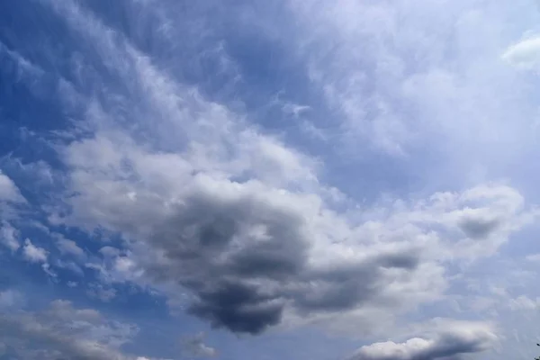 Beaufitul Fluffiga Vita Moln Djupblå Sommarhimmel — Stockfoto