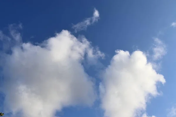 Beaufitul Пушистые Белые Облака Глубоком Голубом Летнем Небе — стоковое фото