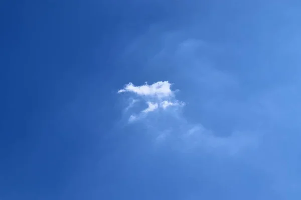 Beaufitul Flauschig Weiße Wolken Tiefblauen Sommerhimmel — Stockfoto