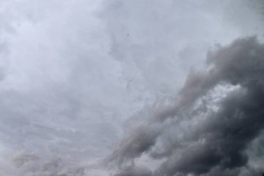 Çarpıcı kara bulut oluşumları sağanak fırtınadan hemen önce