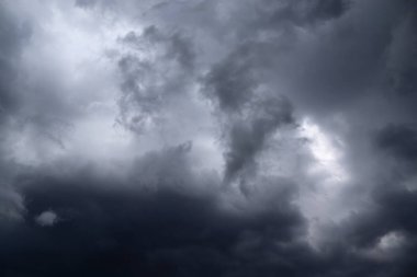 Çarpıcı kara bulut oluşumları sağanak fırtınadan hemen önce