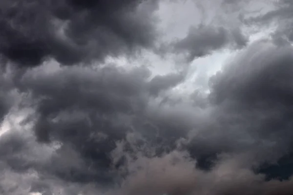 Wspaniałe Formacje Ciemnych Chmur Tuż Przed Burzą — Zdjęcie stockowe
