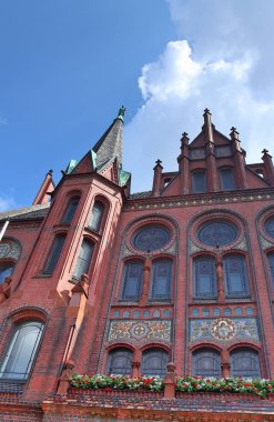 Güneşli bir yaz gününde Neumuenster'da bulunan Kuzey Almanya belediye binasının ayrıntılı görünümü