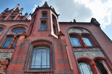 Güneşli bir yaz gününde Neumuenster'da bulunan Kuzey Almanya belediye binasının ayrıntılı görünümü
