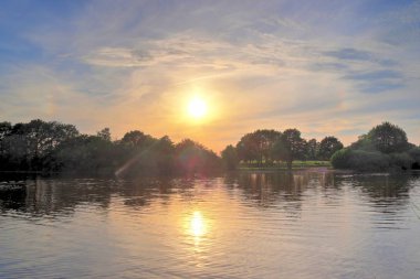 Kuzey Almanya 'da küçük bir gölde güzel bir gün batımı manzarası
