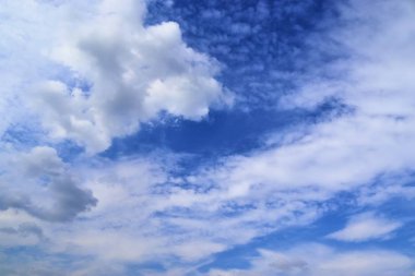 Derin mavi bir yaz gökyüzünde güzel karışık kümülüs ve cirrus bulutlar