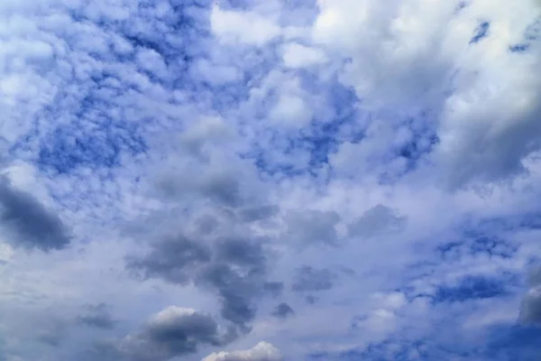 Mooie Gemengde Cumulus Cirruswolken Een Diepblauwe Zomer Hemel — Stockfoto