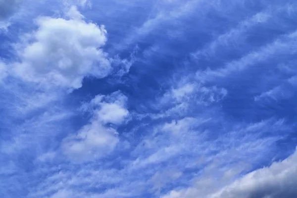 深い青い夏の空に美しい混合積雲と巻雲 — ストック写真