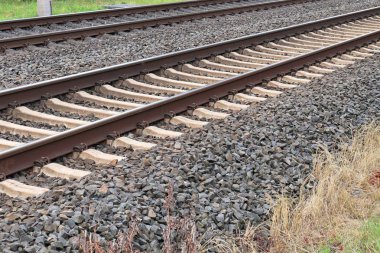 Kuzey Almanya'daki demiryolu rayları ve demiryolu geçişleri hakkında detaylı görünüm