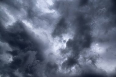 Bir fırtına önce gökyüzünde çarpıcı karanlık ve dramatik bulut oluşumları