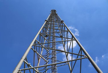 Bir tarım alanında bulunan ayrıntılı bir yakın çekim görünümünde büyük telekomünikasyon anteni