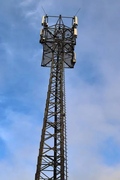 Gran Antena Telecomunicaciones Una Vista Detallada Cerca Que Encuentra Campo —  Fotos de Stock