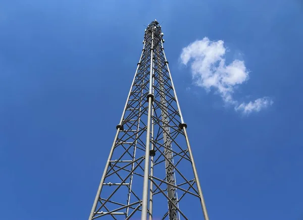 Nagy Telekommunikációs Antenna Egy Mezőgazdasági Területen Található Részletes Közeli Nézetben — Stock Fotó