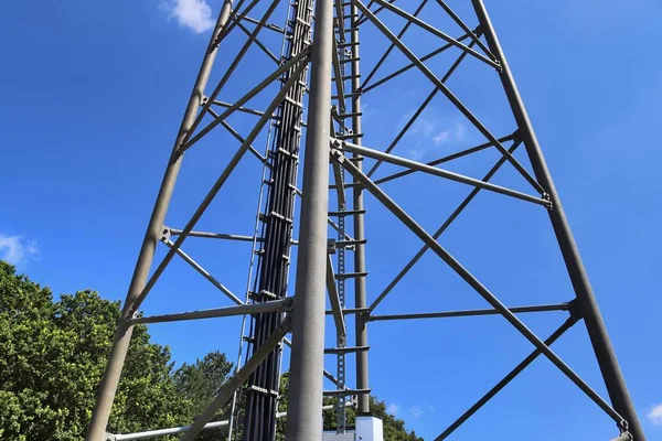 Grande Antena Telecomunicações Uma Visão Detalhada Perto Encontrada Campo Agrícola — Fotografia de Stock