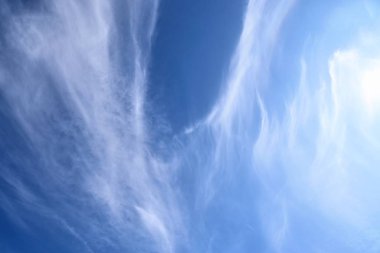 Güzel ve rahatlatıcı cirrus bulutlar derin mavi gökyüzünde yüksek