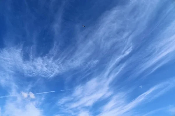 Piękne Relaksujące Chmury Cirrus Wysokie Głębokim Błękitnym Niebie — Zdjęcie stockowe
