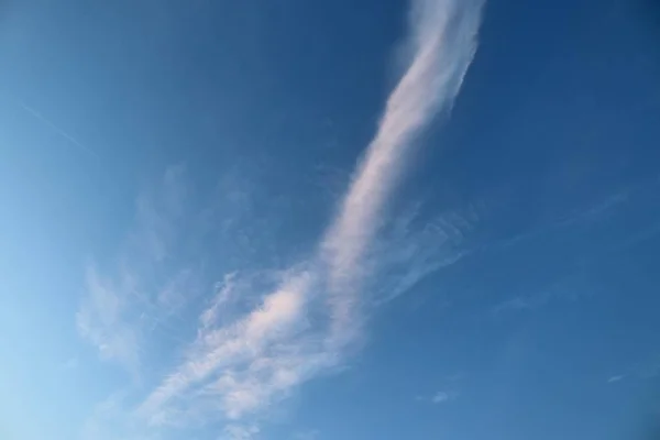 Nuvens Cirrus Bonitas Relaxantes Alto Céu Azul Profundo — Fotografia de Stock