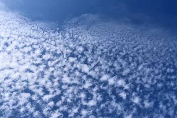 Belle Rilassanti Nuvole Cirri Alte Cielo Blu Profondo — Foto Stock