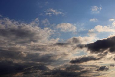 Derin mavi gökyüzünde panoramik turuncu günbatımı bulutları üzerinde güzel bir görünüm