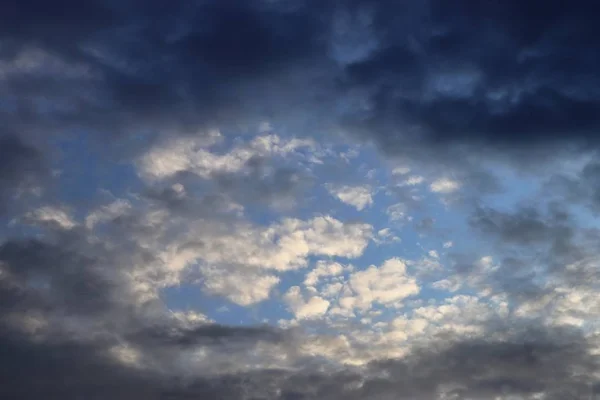 Мбаппе Вид Панорамные Оранжевые Закатные Облака Темно Синем Небе — стоковое фото