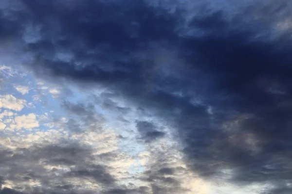 Derin Mavi Gökyüzünde Panoramik Turuncu Günbatımı Bulutları Üzerinde Güzel Bir — Stok fotoğraf