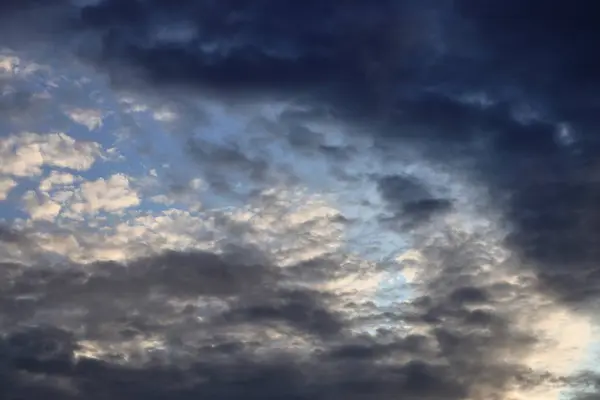Prachtig Uitzicht Panoramische Oranje Zonsondergang Wolken Een Diepblauwe Hemel — Stockfoto