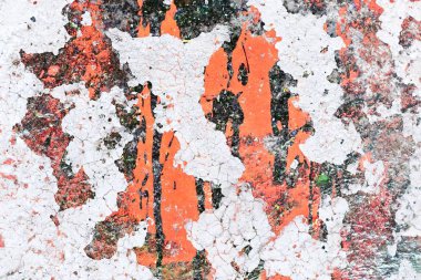 Yüksek çözünürlükte çatlak ve boya ile yaşlı ve yıpranmış beton duvarların ayrıntılı yakın görünümü