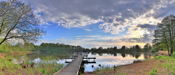 晴れた夏の日に北ドイツの湖の風景の美しいパノラマ — ストック写真