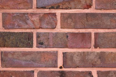 Yüksek çözünürlükte yaşlı ve yıpranmış kırmızı tuğla duvar dokusunda ayrıntılı yakın görünüm
