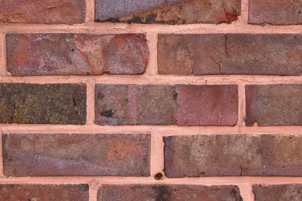 Yüksek çözünürlükte yaşlı ve yıpranmış kırmızı tuğla duvar dokusunda ayrıntılı yakın görünüm
