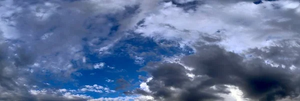 Detaljerad Högupplöst Panorama Dramatiska Moln Himlen Med Solljus Som Kommer — Stockfoto