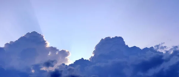 Szczegółowa Panoramiczna Panorama Dramatycznych Chmur Niebie Światłem Słonecznym Przechodzącym Przez — Zdjęcie stockowe
